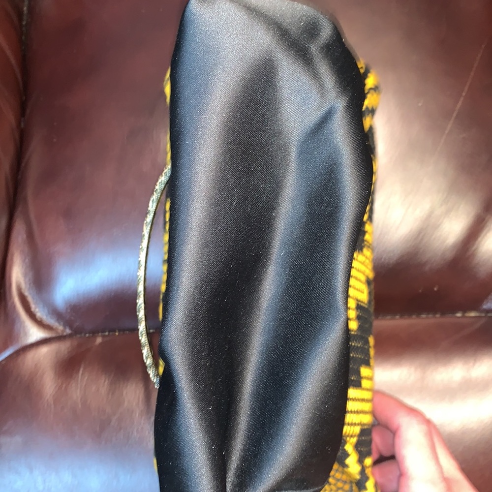 Unique Clasp Purse Handbag - Picture 11 of 12